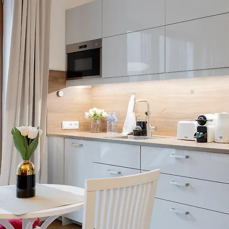 Golden - Large & Stylish, Metro Nearby Grzybowska 85-5 Apartment Warschau