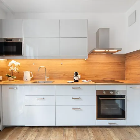 Golden - Large & Stylish, Metro Nearby Grzybowska 85-5 Apartment Warschau