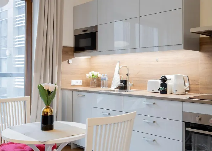 Golden - Large & Stylish, Metro Nearby Grzybowska 85-5 Apartman Varsó